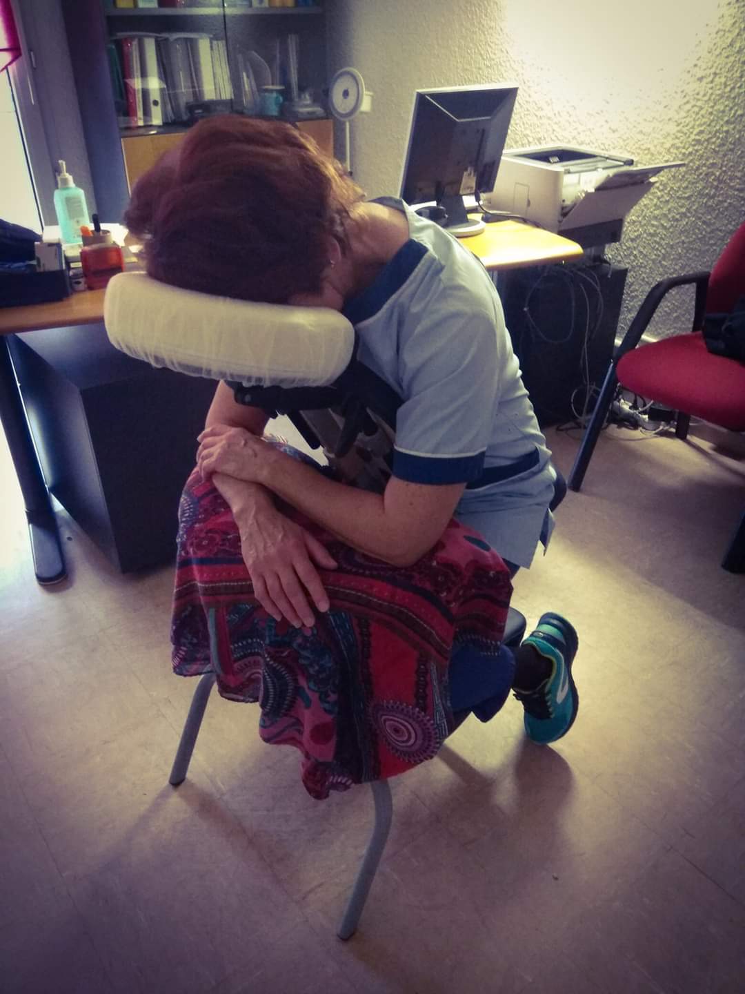 Massage assis d'une personne